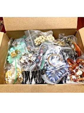 50 pcs RANDOM PICK costume Jewelry
Lot, NO JUNK, picture as sample